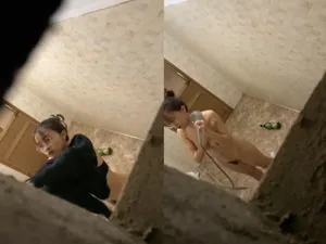 Quay lén em người yêu vú to tắm, khe âm đạo chảy nước ròng ròng