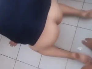 Cặp đôi sinh viên lén cắm sừng trong nhà vệ sinh trường học
